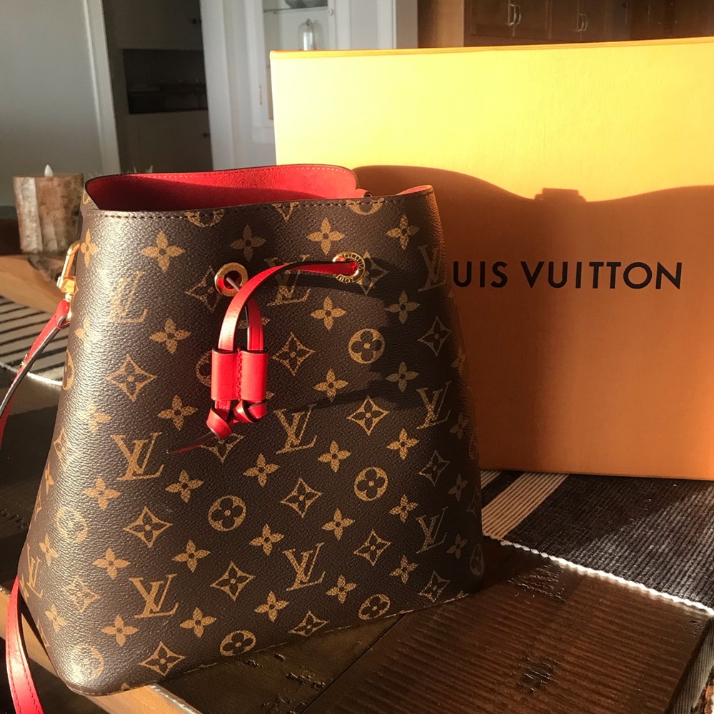 Barely used *AUTHENTIC* Louis Vuitton NeoNoe bag!